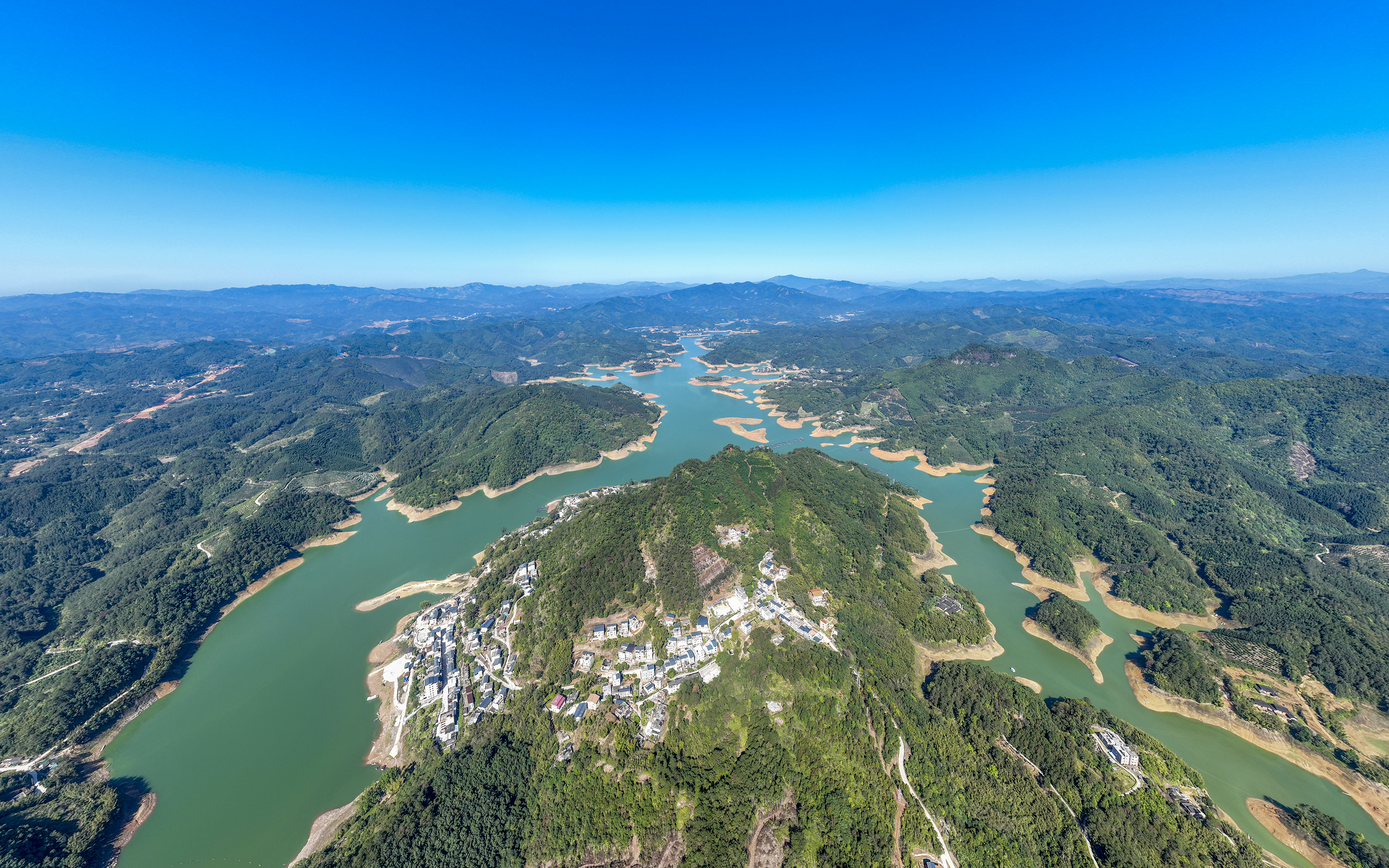 广西梧州:绿水青山景如画