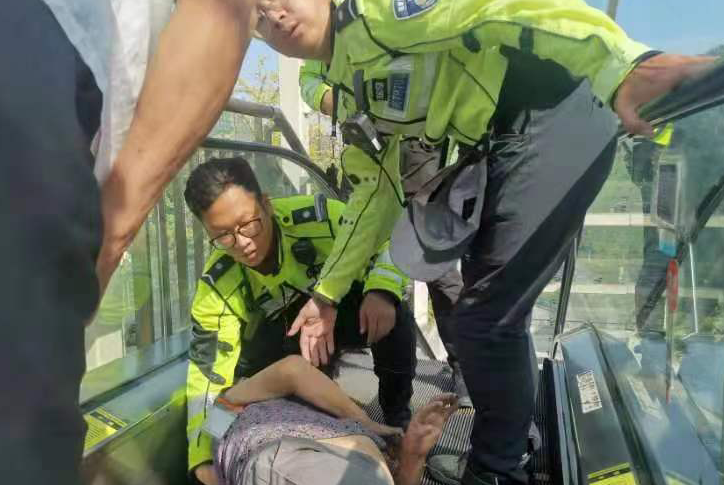 杭州老夫妻在天桥电梯上双双摔倒！这时6个绿影冲了过去……(图1)