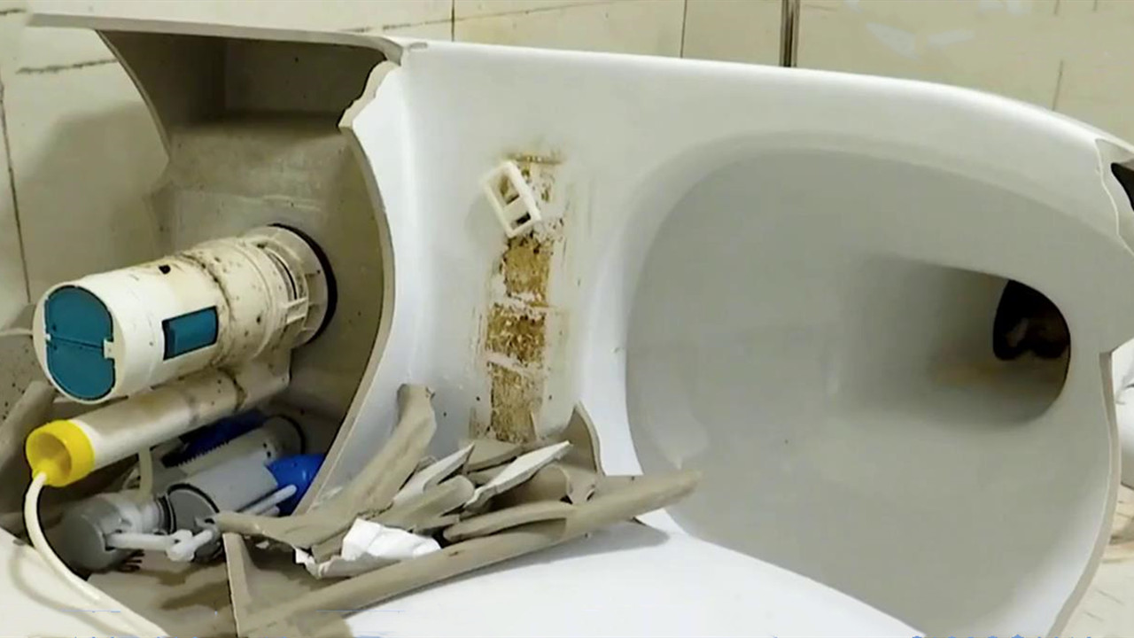 马桶会爆炸?女主播上厕所被炸伤小腿,房东:使用不当赔偿七百