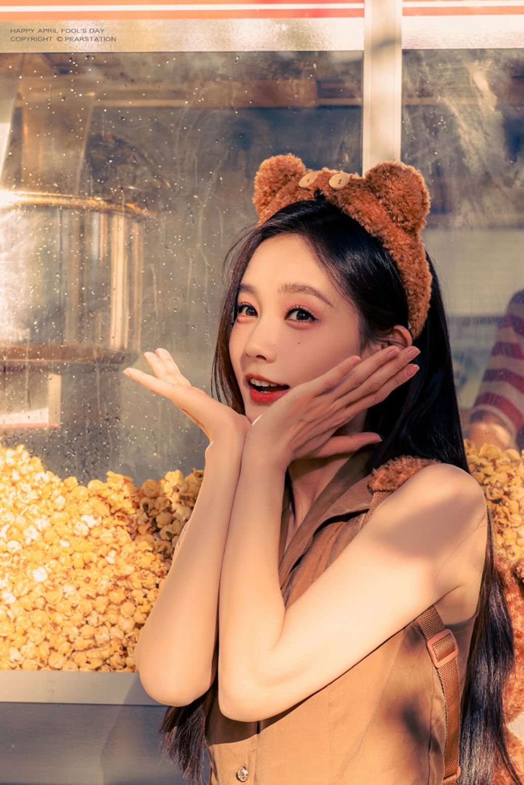 李一桐百褶裙可爱活泼写真