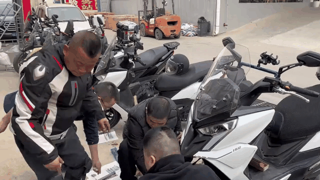 轻骑铃木150水冷踏板2026年杀到！1.3万起配齐ABS+TCS，能卷过国产吗？-有驾