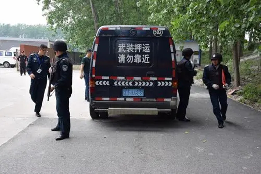 同样是押运,高考试卷用步枪护送,为何运输钞票却不行?