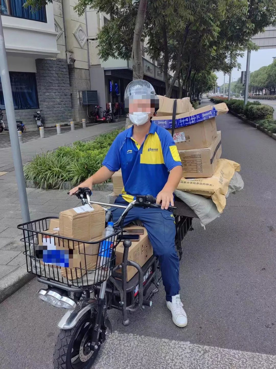 砺剑行动申城交警开展快递外卖骑手交通安全集中整治行动