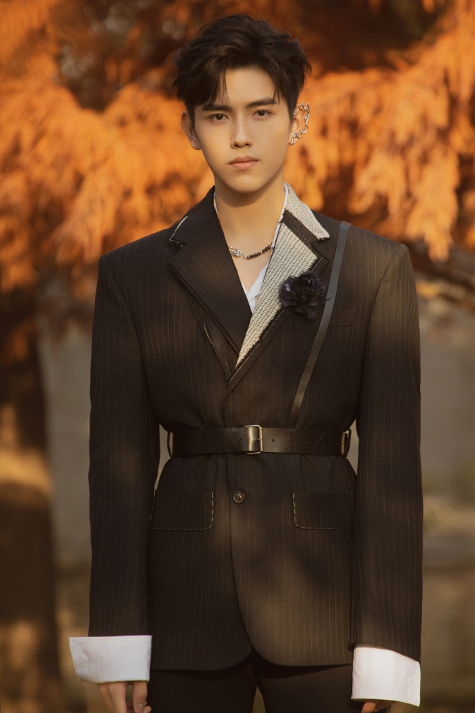 陈飞宇星光大赏深情演绎《无问》,首次展示手绘才华,创意满分