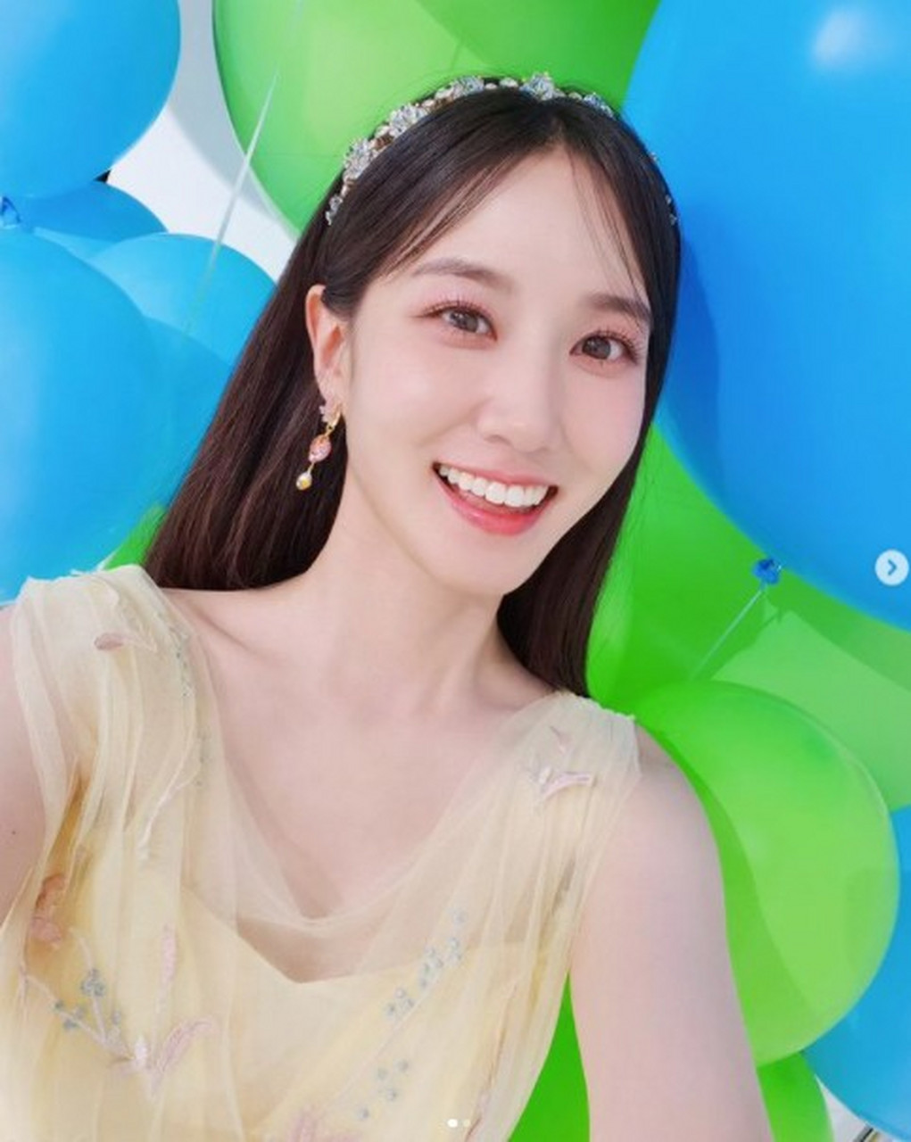 演艺圈中有许多演员不仅演技出色,歌唱实力也备受赞扬,如朴恩斌,李蕊