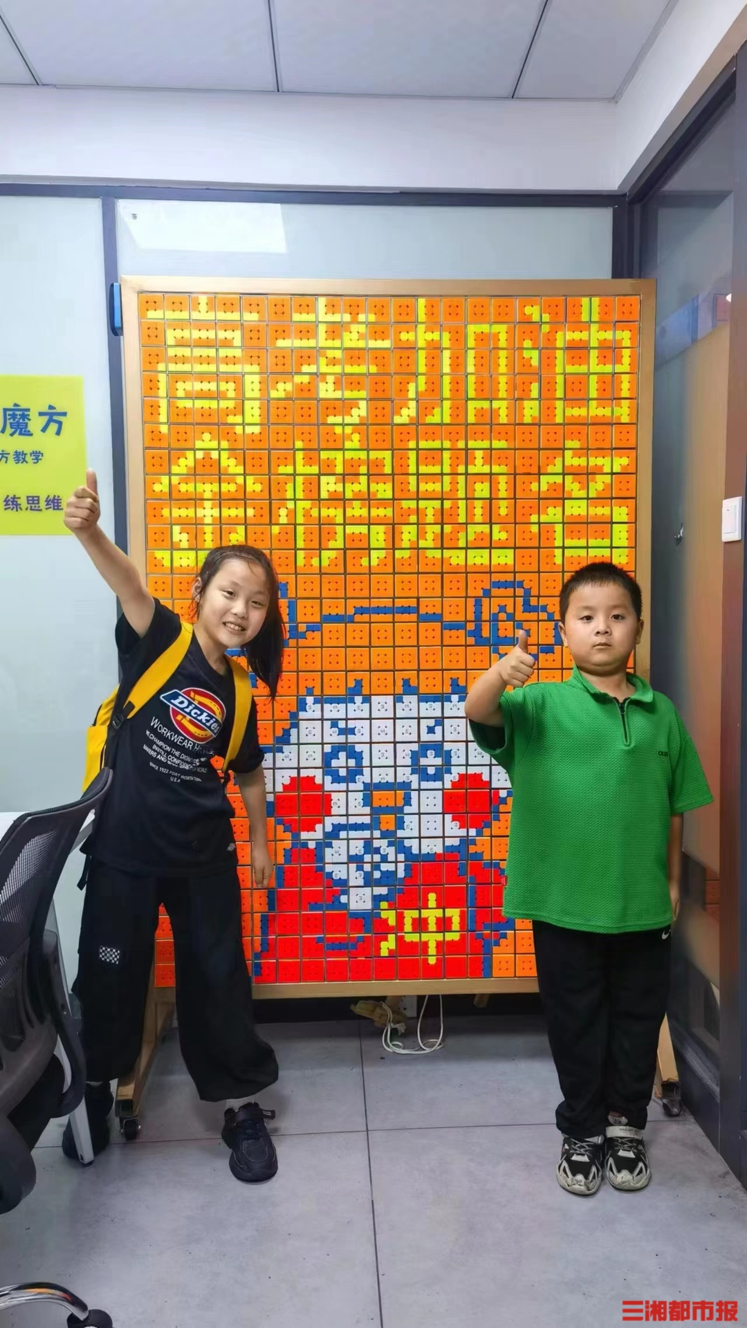 7岁男孩拼魔方墙,祝福高考生金榜题名