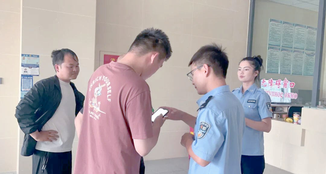 阿拉山口民警全心服务助聋哑游客跨国之旅