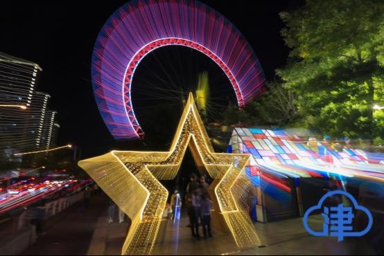 「街拍天津黄金周」摩天轮夜市人气之旺不输盛夏