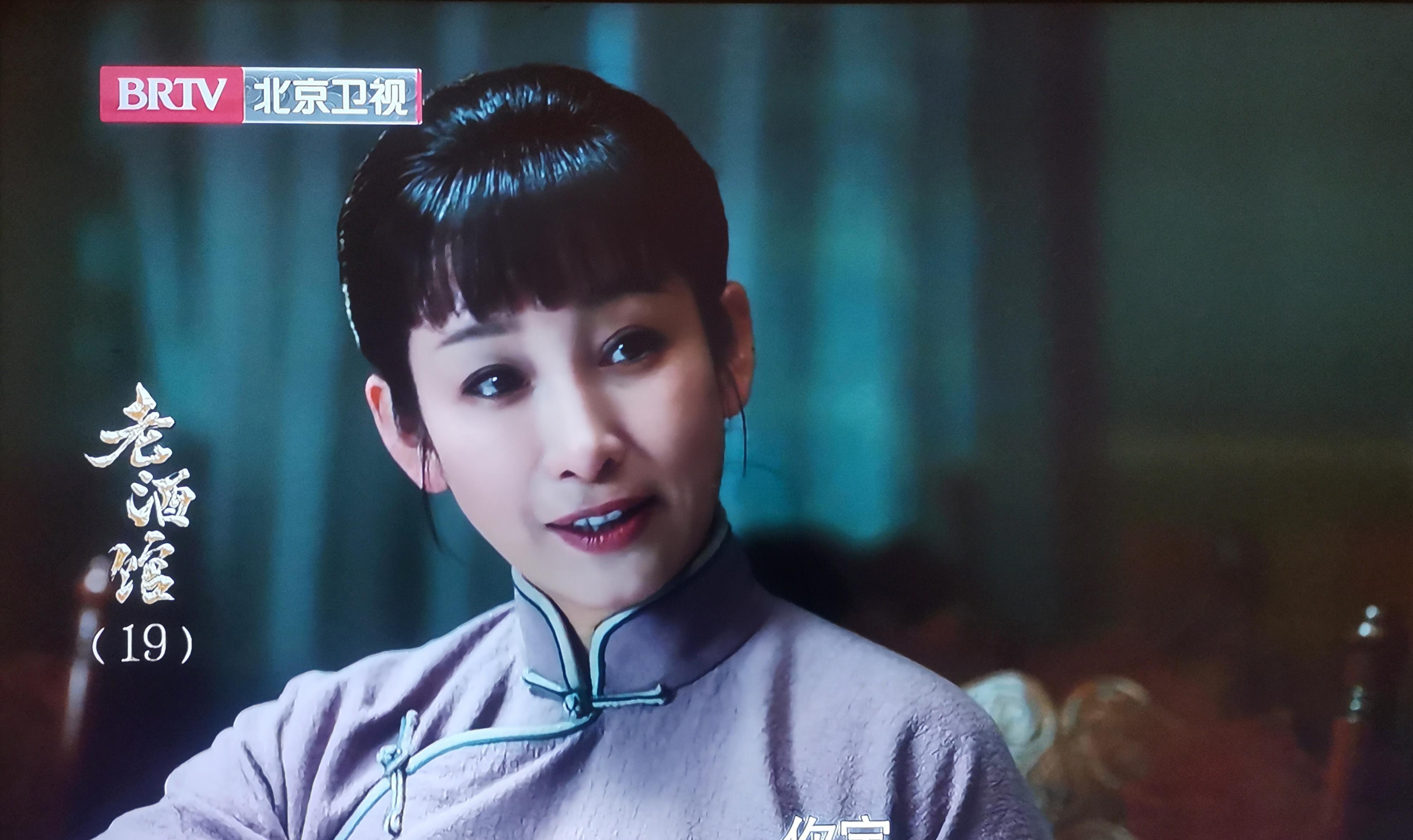 老酒馆斗酒秦海璐面泛桃花,巧笑嫣然,陈宝国开心醉卧草地间!