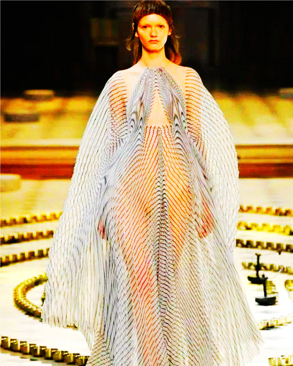 2016irisvanherpen秋冬巴黎时装秀,模特不穿内裤走秀,这一幕真是惊艳.