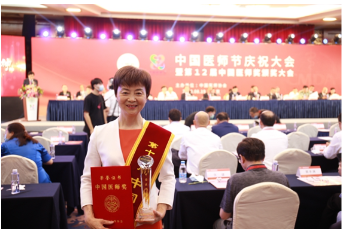 中南大学湘雅医院胡成平教授获"中国医师奖"