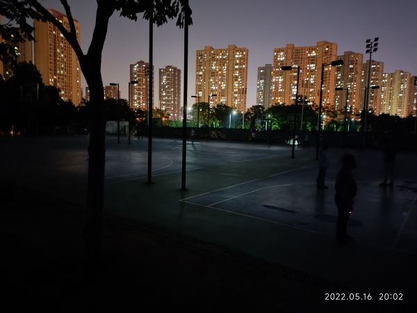 摸黑打球不方便,这个公园露天篮球场何时能亮灯?