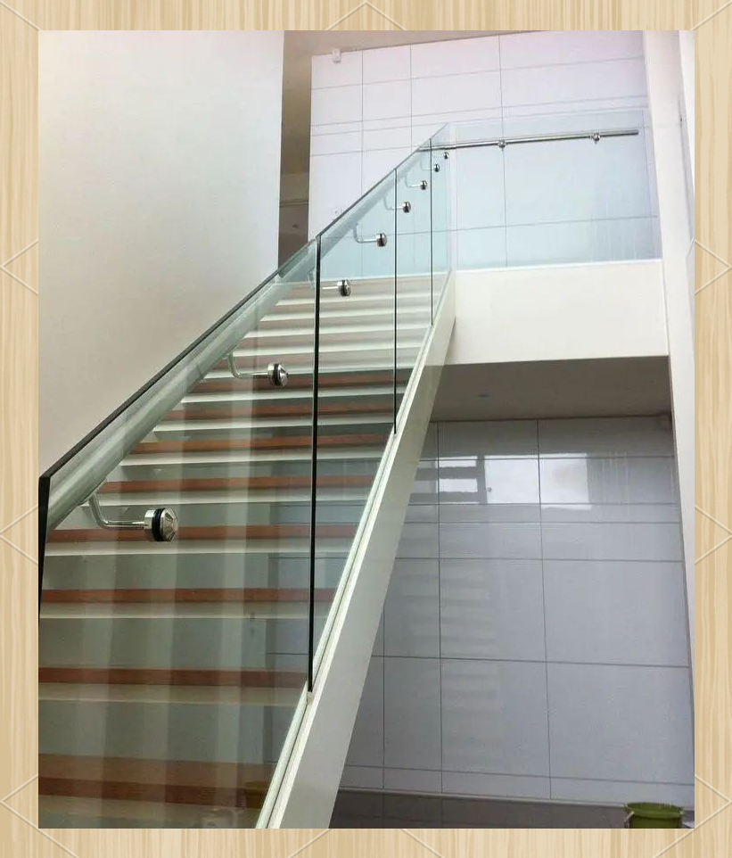 玻璃楼梯扶手:通透,稳固,打造高级质感家居环境