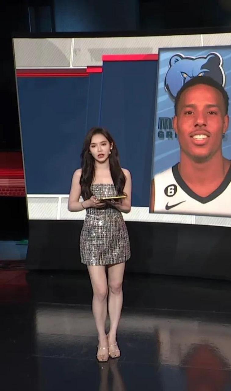 詹姆斯超神发挥湖人3比1灰熊,美娜今天腿变好看了!