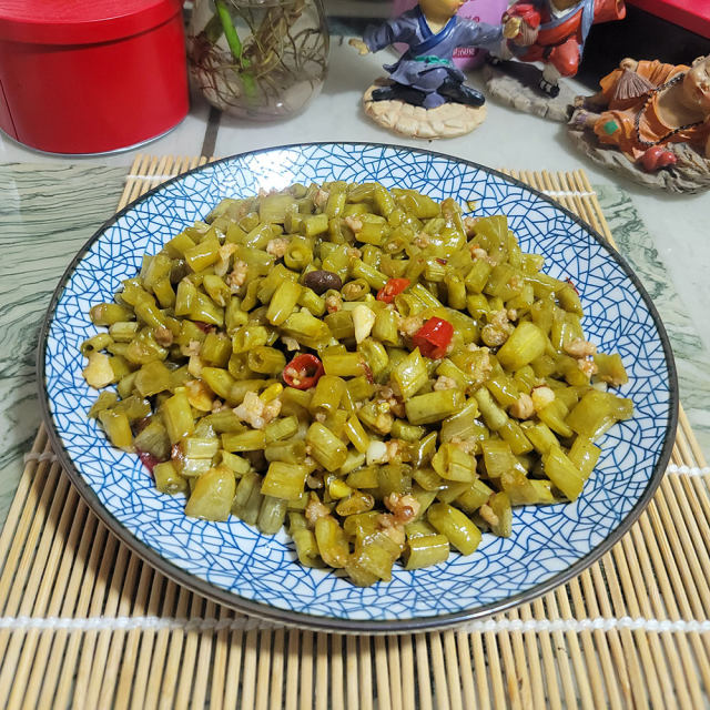 辣豆瓣肉末炒酸豆角,酸爽可口,配米饭,粥都非常适合