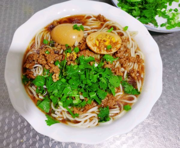 巨下饭的家常菜 臊子卤蛋面