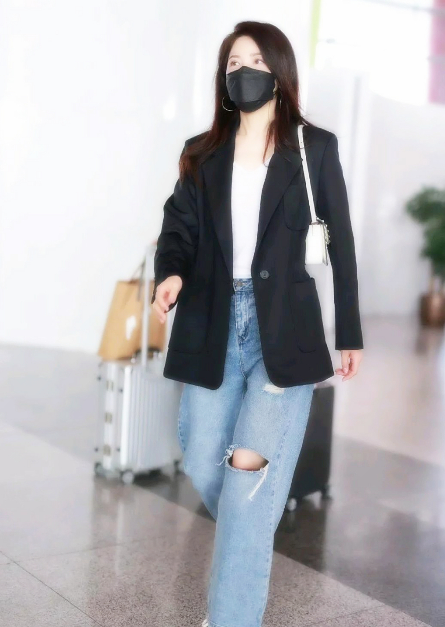 曾黎身穿黑色西装搭配破洞牛仔裤,混搭风格十分时尚 京剧第一美女曾黎