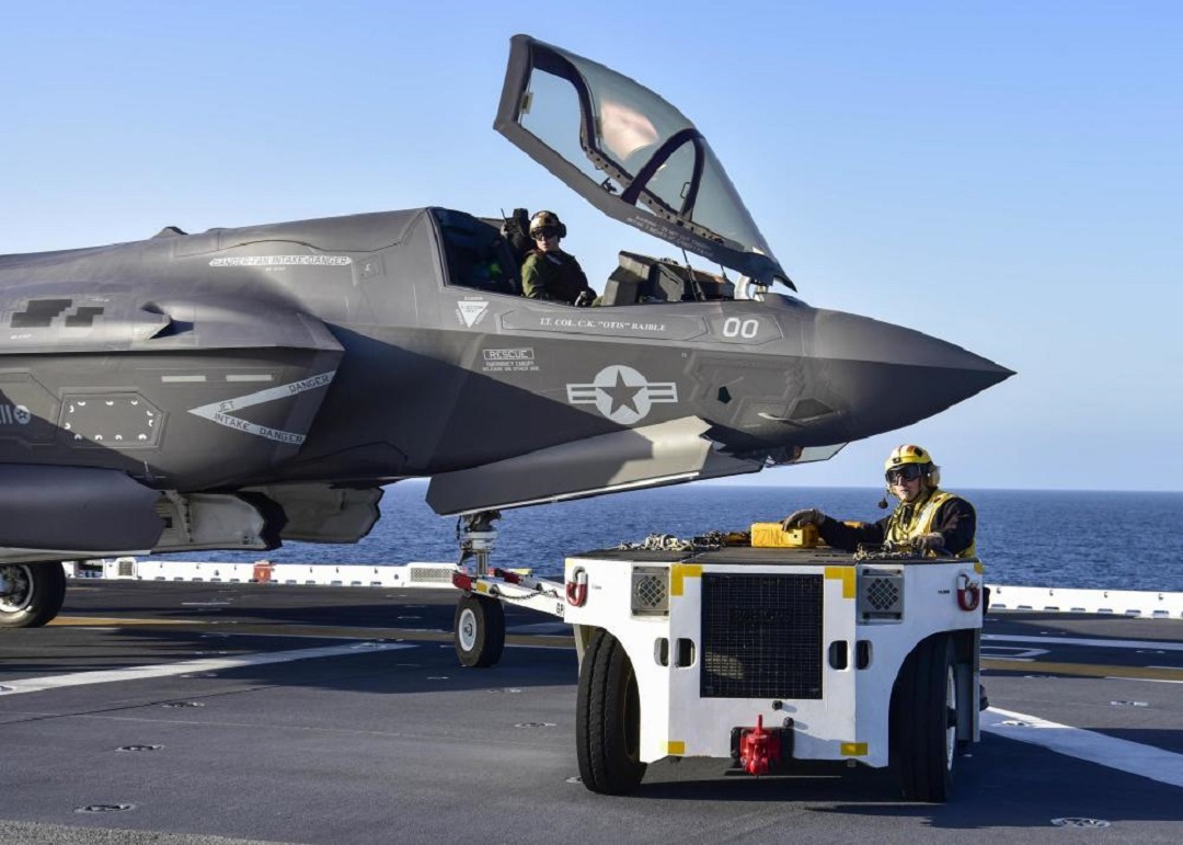 航母上的飞机牵引车究竟有多贵?说出价格怕你不敢信