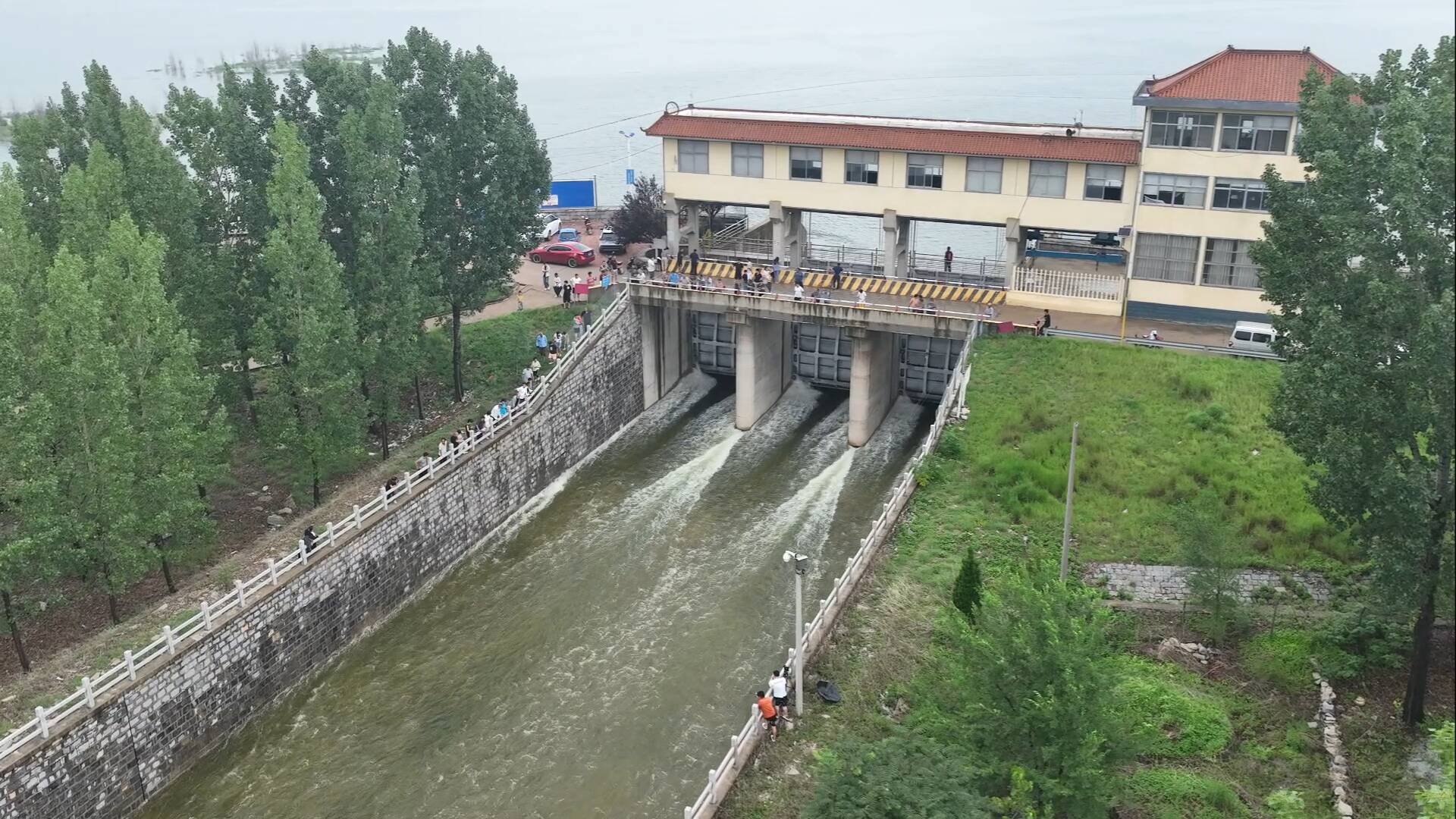 水库泄洪道图片