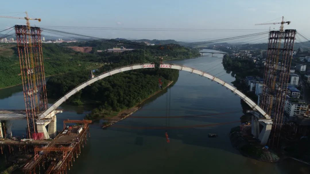 达州高新区中坝州河大桥主拱合龙