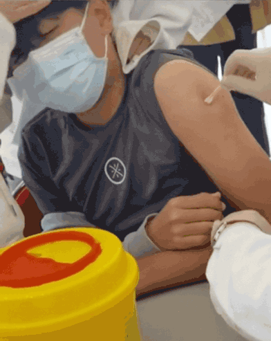 打针面前,人人平等. 就算是消防战士,也可能不怕千金,就怕寸铁.