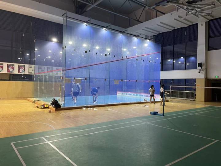 这所学校的学生都在学打壁球:壁球"水晶宫",不光国博有,这里也有