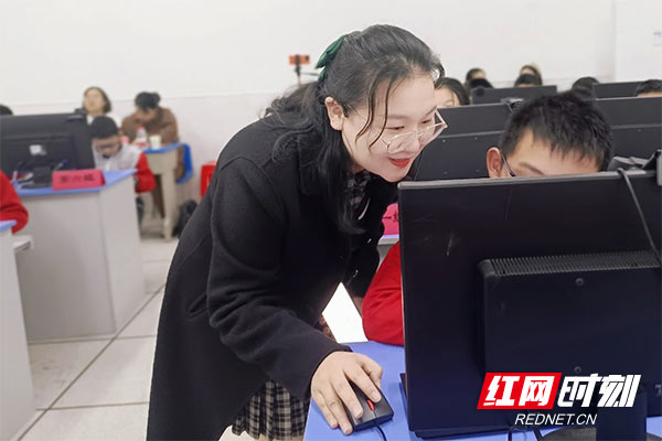 天元区教研员到凿石小学指导教学工作