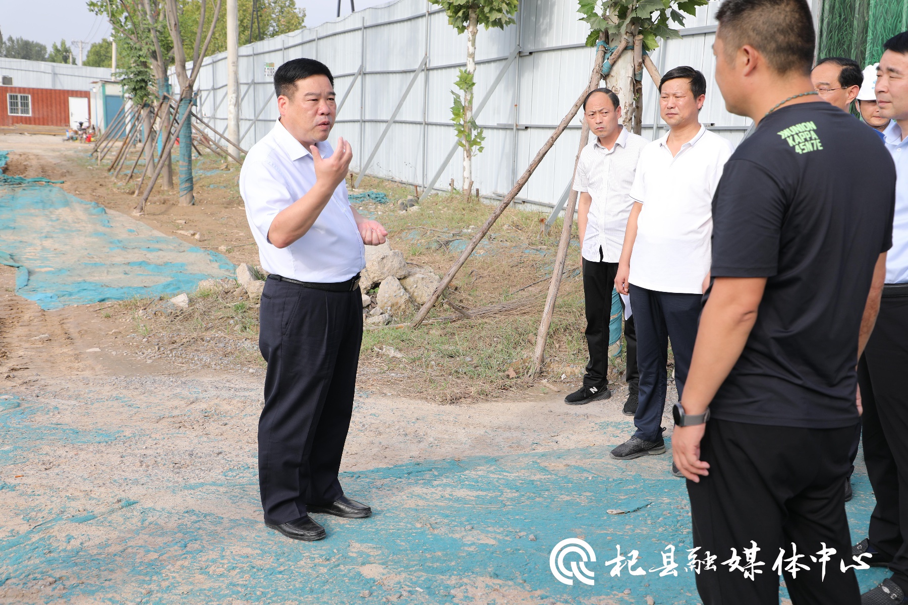 县委书记韩治群深入一线督导察看城市,道路,水系建设等项工作