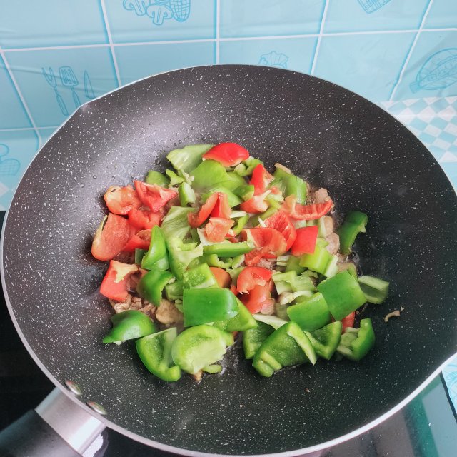 青红椒炒肉,家常小炒,鲜香入味