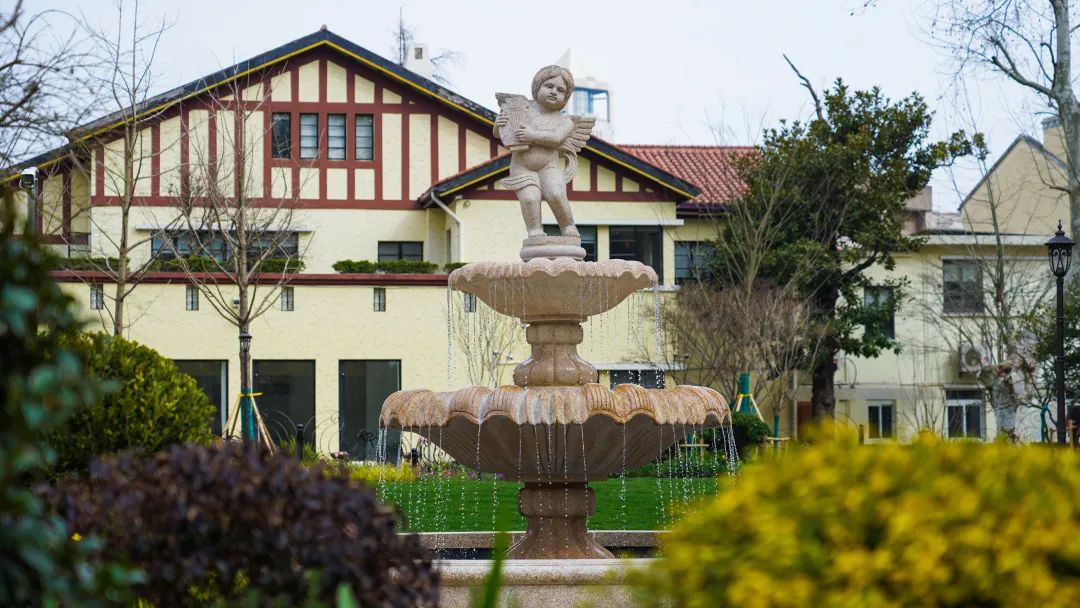 转角遇到的街心花园里,有座浪漫的法式喷泉