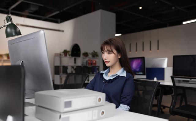 陆萱萱——优雅文员「摄影评测与赏析」