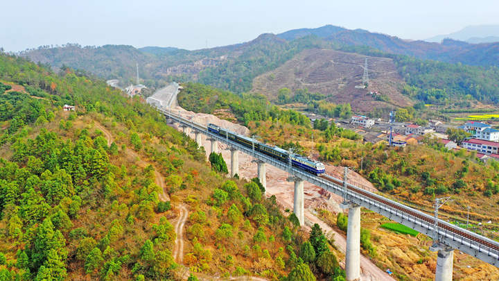 金台铁路开通在即 记者跟着检测列车试跑