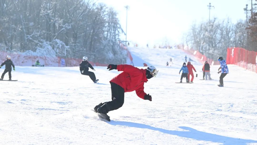 長春滑雪場攻略丨陽光春雪日滑雪正當時