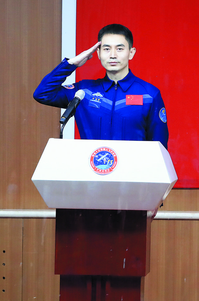 "80后"叶光富是地道成都人,是一二代航天员中的"小弟弟,曾代表中国