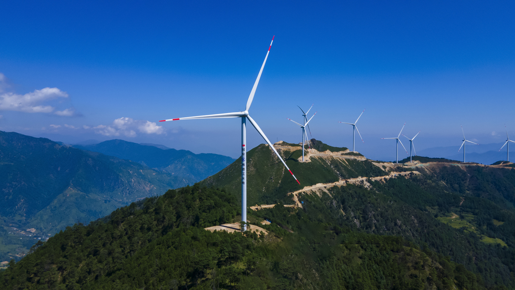 首批大型风电光伏基地项目 雅砻江腊巴山风电项目明天正式投产发电