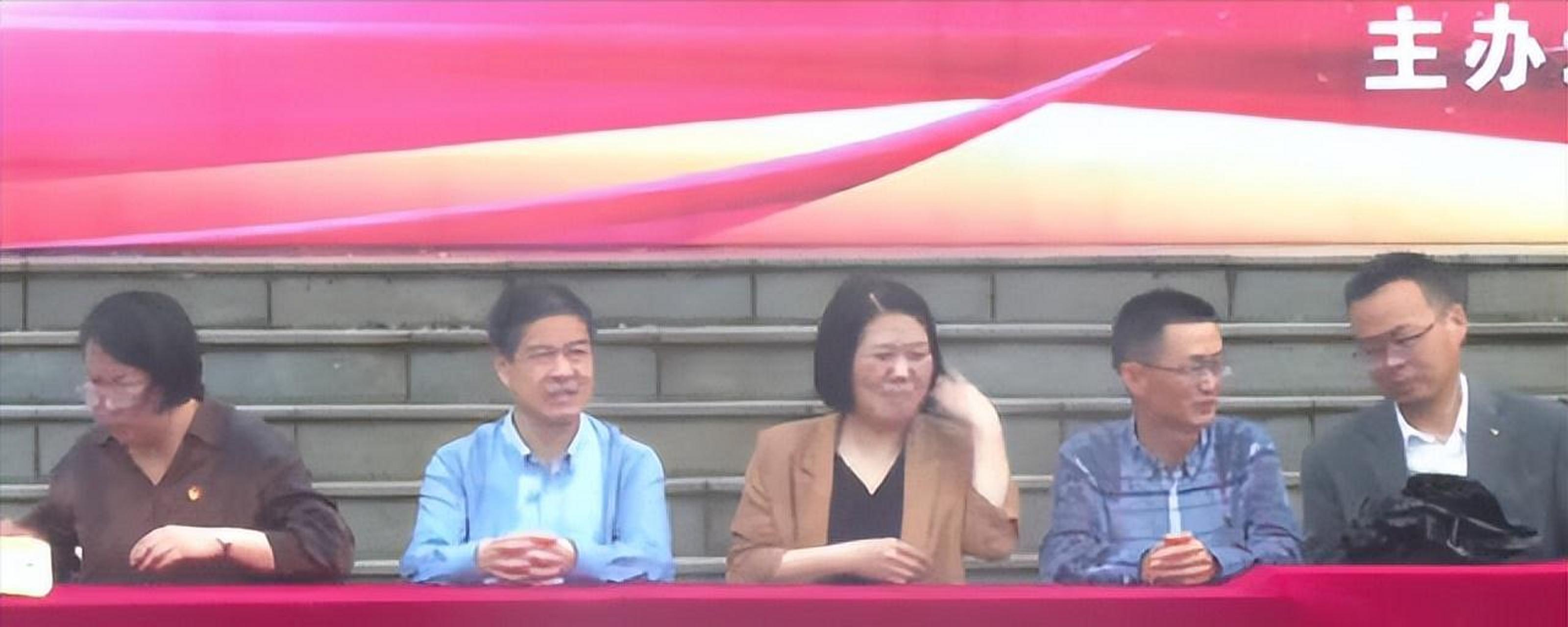 安徽怀宁中学成人仪式遭遇大雨,学校领导在雨中淋雨,陪几百名同学一起