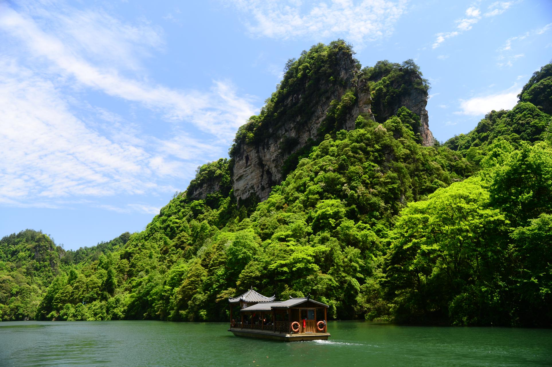 张家界宝峰湖:游在绿水青山间