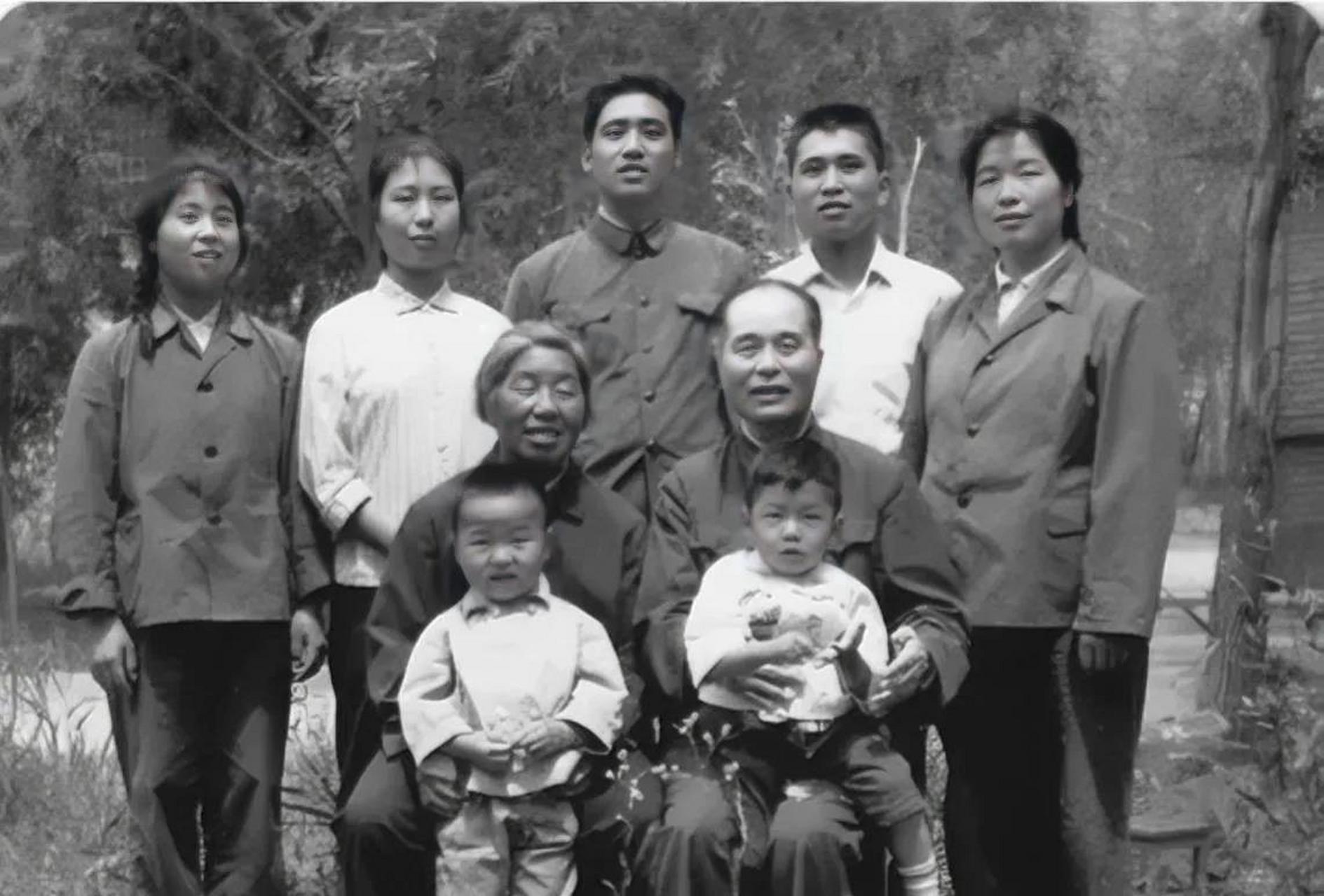 这是1976年,程开甲司令员,一张罕见的全家福,照片中