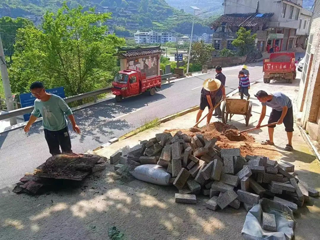 凯里市舟溪镇舟南村:群众义务投工投劳 村容寨貌展新颜