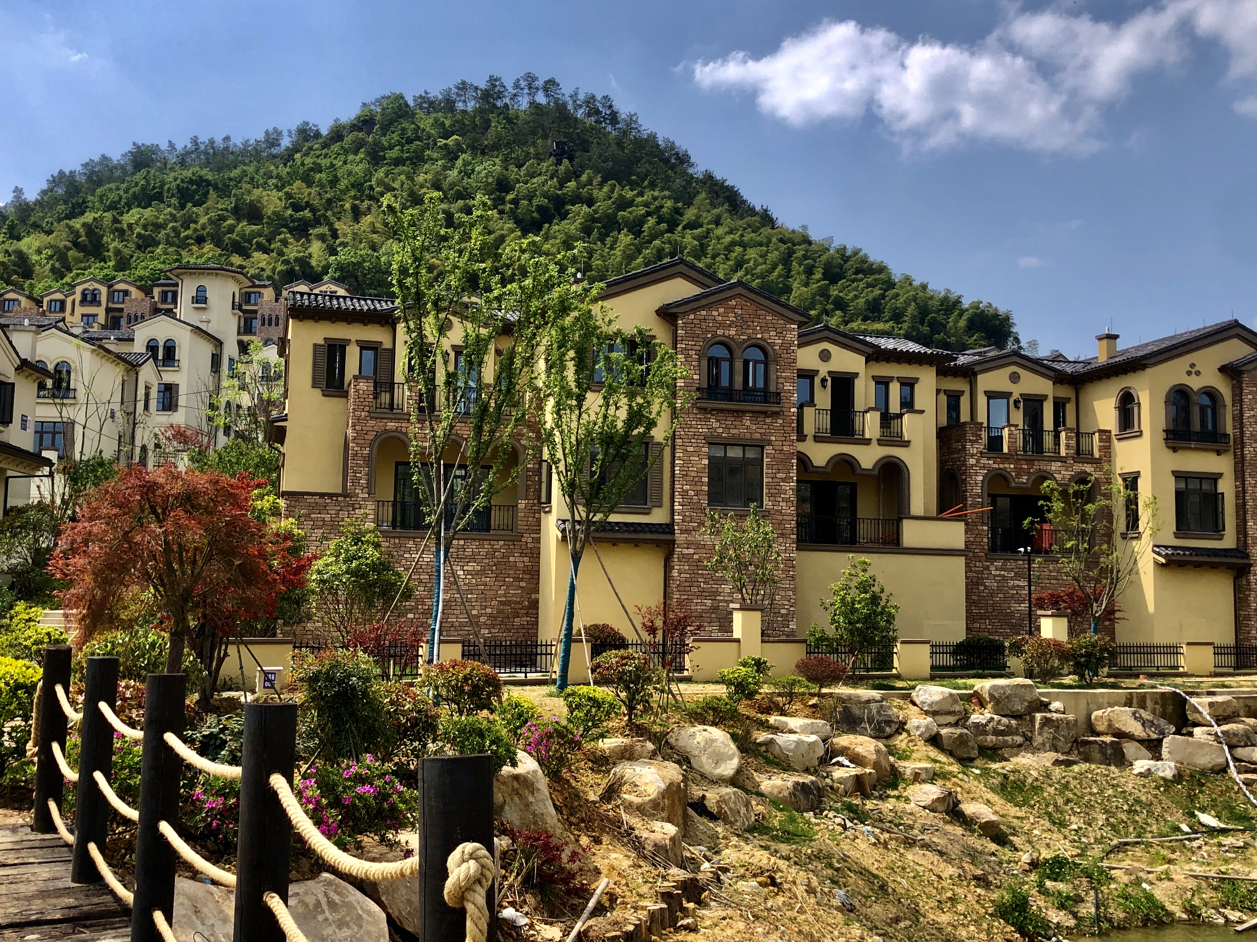 2022湖州安吉"绿城龙王溪小镇"最新的楼盘情况以及周边配套!