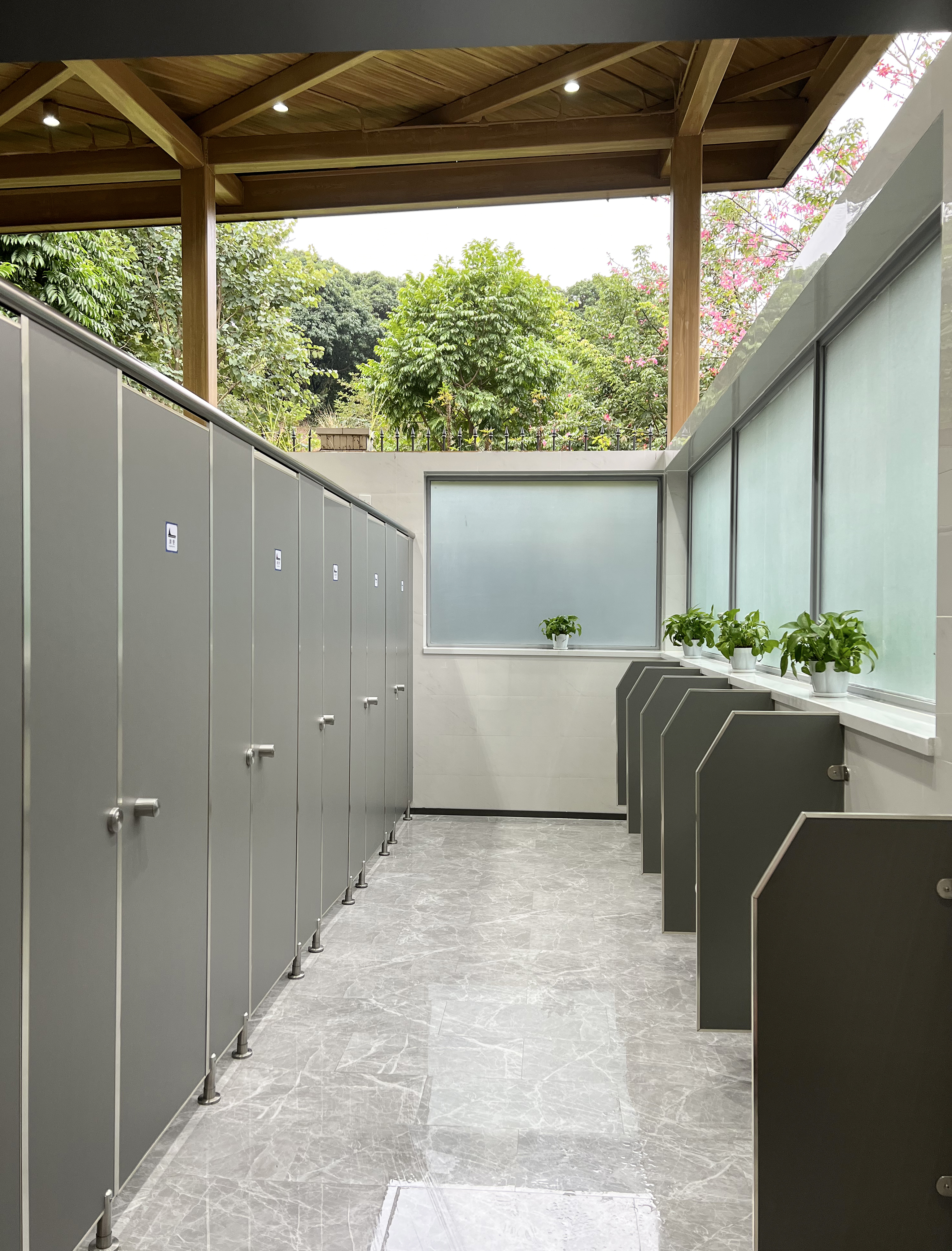 debo案例分享|大顶岭山林公园洗手间隔断应用