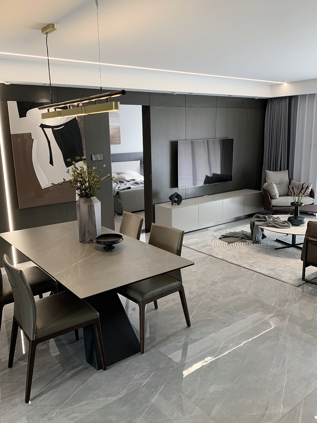 成都130平现代风装修横厅无主灯设计客餐厅全景实拍图