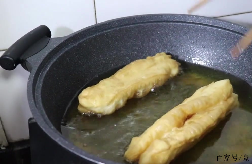 油条的家常做法(怎样炸油条的家常做法)