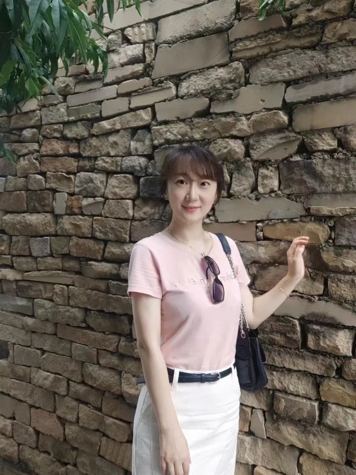 济钢高中高娜:做一束点亮学生的光