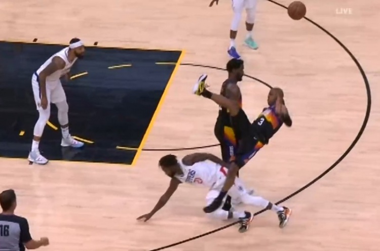 保罗造贝弗利犯规平摔在地 后者连续模仿嘲讽前者假摔