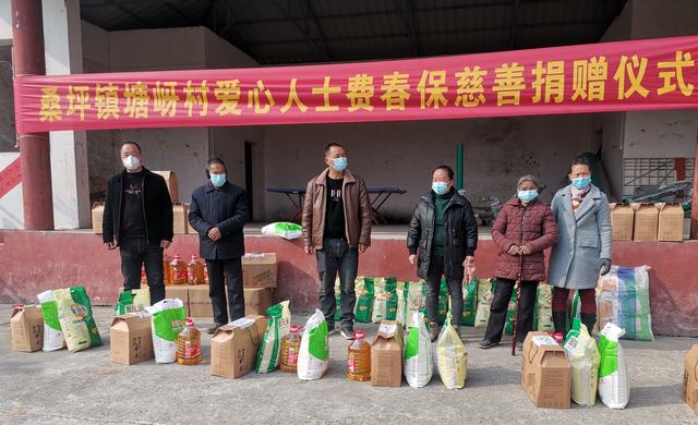 费春保:回报家乡 爱心物资送乡亲