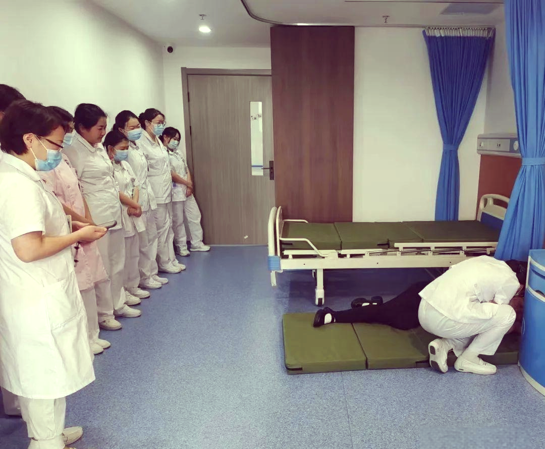 护理部组织跌倒坠床应急演练,提升护士应对能力