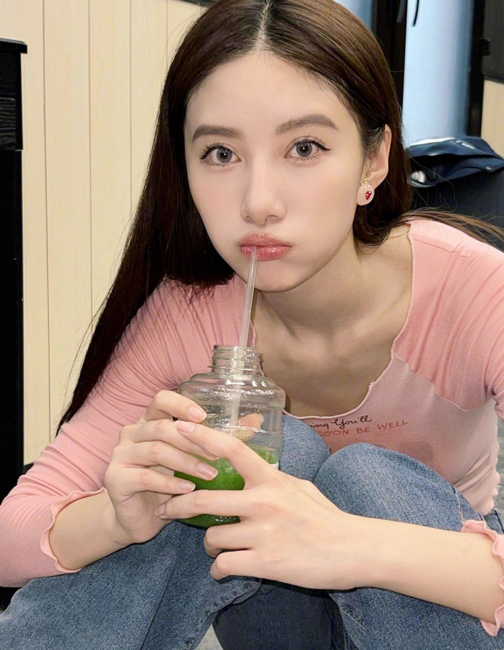 身穿粉色上衣搭配牛仔裤,「巨乳姐姐」吴优粉嫩粉嫩,俏皮曼妙,身材