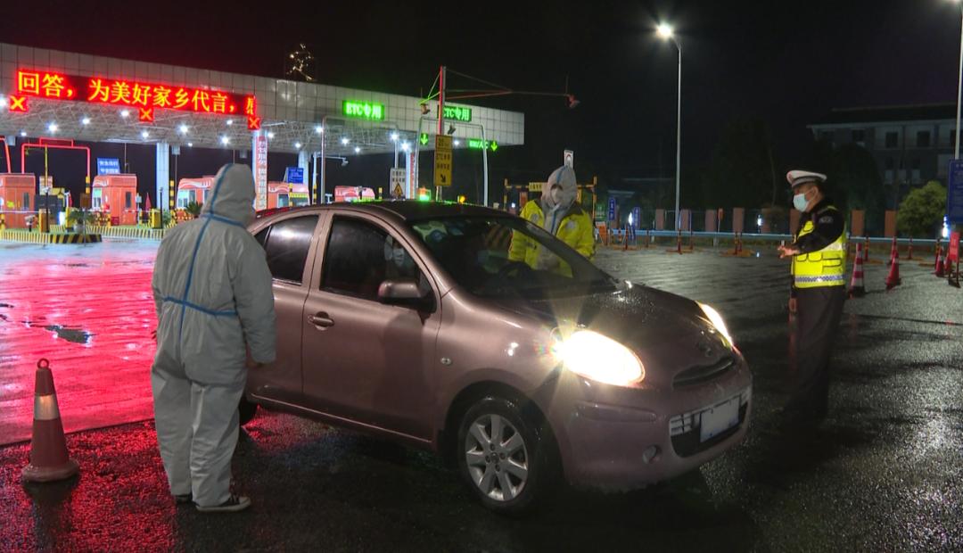 【同心抗疫 普定在行动】▲普定火车站:织密织牢疫情防控网▲雪夜里的