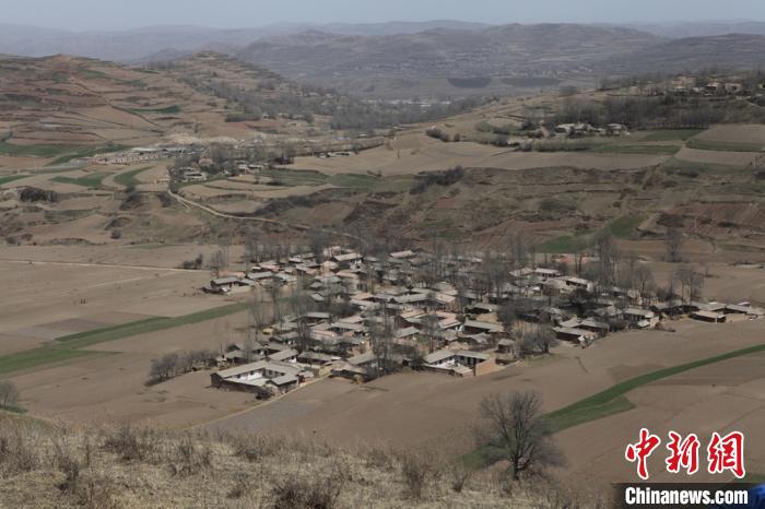 甘肃元古堆村"雨靴"日渐消逝 村民脚蹬皮鞋回乡创业